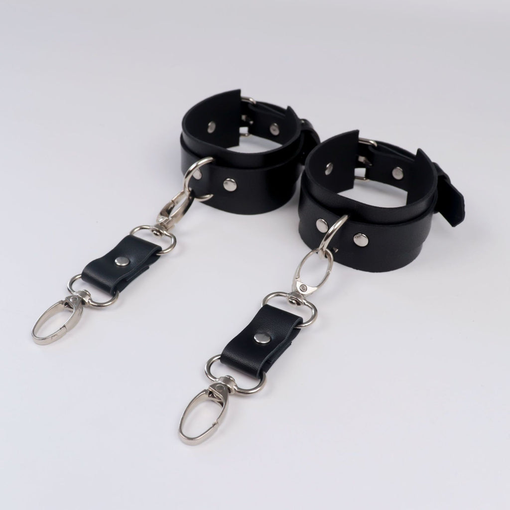 Collar, anal hook, SM restraint strap, anal and genital training, erotic wear, outdoor bondage, anal sex.